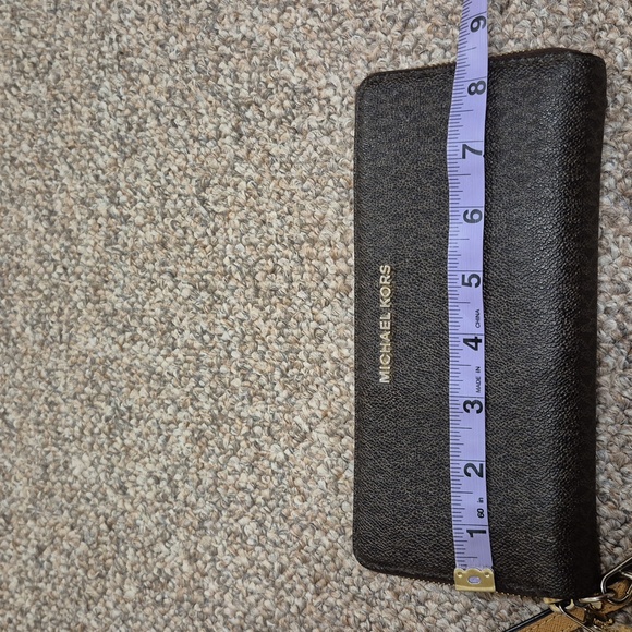 Michael Kors Large Wristlet Wallet GUC - Picture 8 of 16